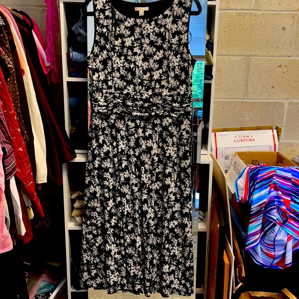 DRESS BLACK AND WHITE FLORAL SIZE 14